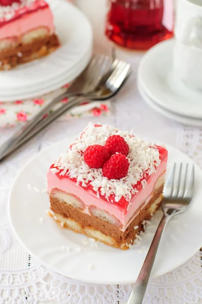 Kein Schokoladen-, Himbeer- und Savoiardi-Kuchen backen — Stockfoto