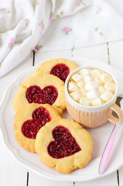 Домашнє печиво з центром у формі серця і чашкою гарячого choco — стокове фото