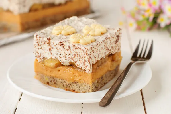 Caramel Custard, Banana and Chocolate Whipped Cream Layer Cake — Stock Photo, Image