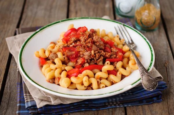 Cellentani Pasta с мясом, помидорами и соусом Capsicum — стоковое фото