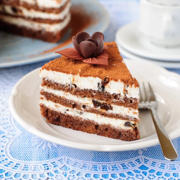 Csokoládé, túró, és aszalt szilva réteg torta — Stock Fotó