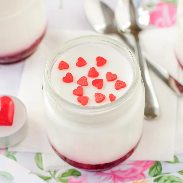 Natuurlijke yoghurt met frambozenjam — Stockfoto