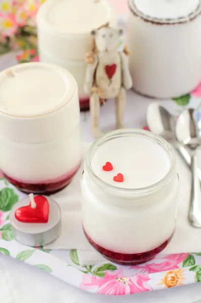 Natuurlijke yoghurt met frambozenjam — Stockfoto