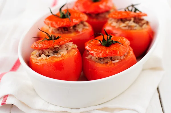 Bakade tomater fyllda med ris och köttfärs — Stockfoto