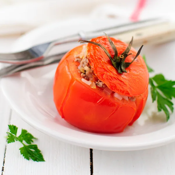 Bakad tomat fyllda med ris och köttfärs — Stockfoto