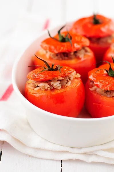 Bakade tomater fyllda med ris och köttfärs — Stockfoto