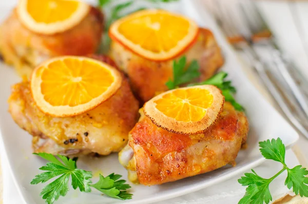 Жареный цыпленок с апельсинами — стоковое фото