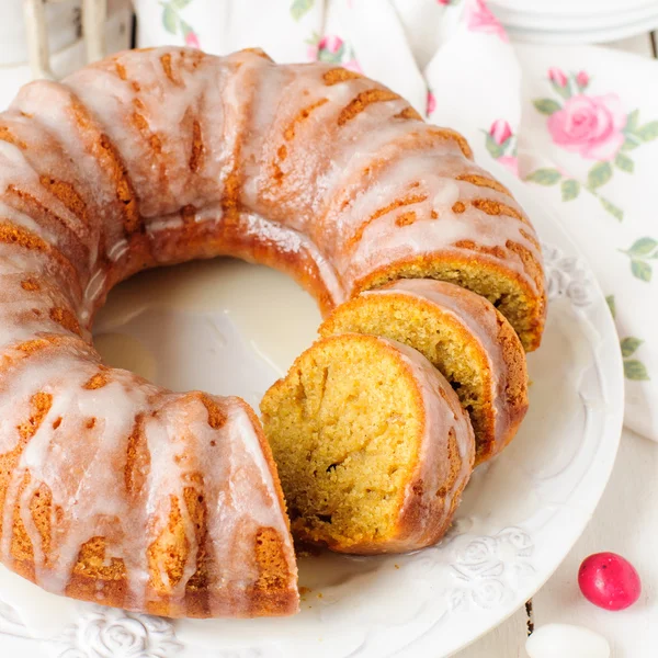 Skivad pumpa bundt cake med socker glasyr — Stockfoto