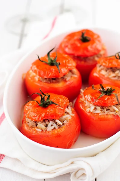 Bakade tomater fyllda med ris och köttfärs — Stockfoto