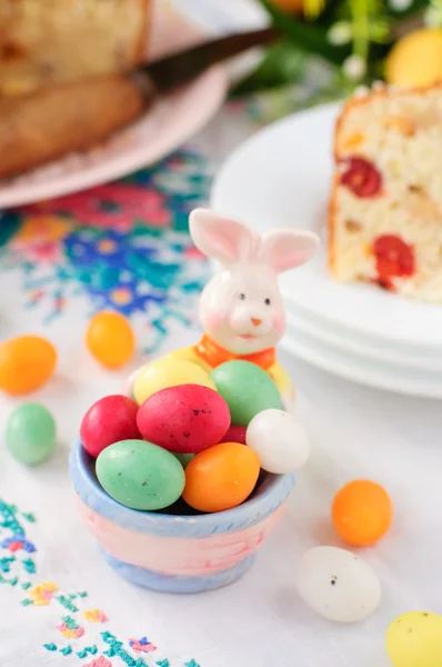 Titular de huevo de conejo de Pascua lleno de colorido manchado en forma de huevo — Foto de Stock