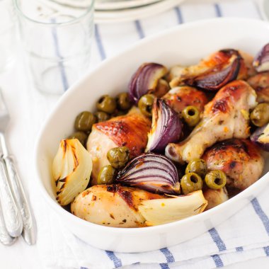 Itanium tabanlı sistemler için kavrulmuş tavuk budu (sopaları), soğan ve yeşil oives