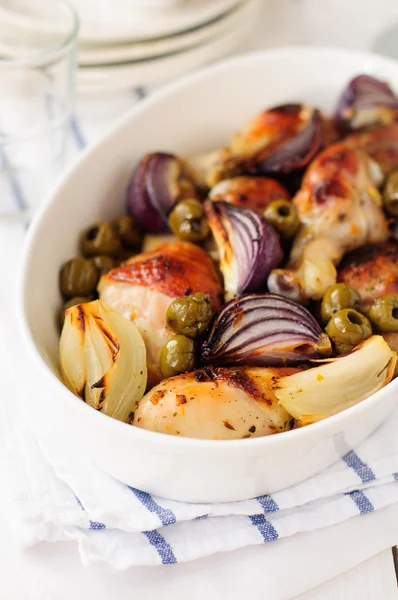 Jambes de poulet rôties (pilons) avec oignons et olives vertes — Photo