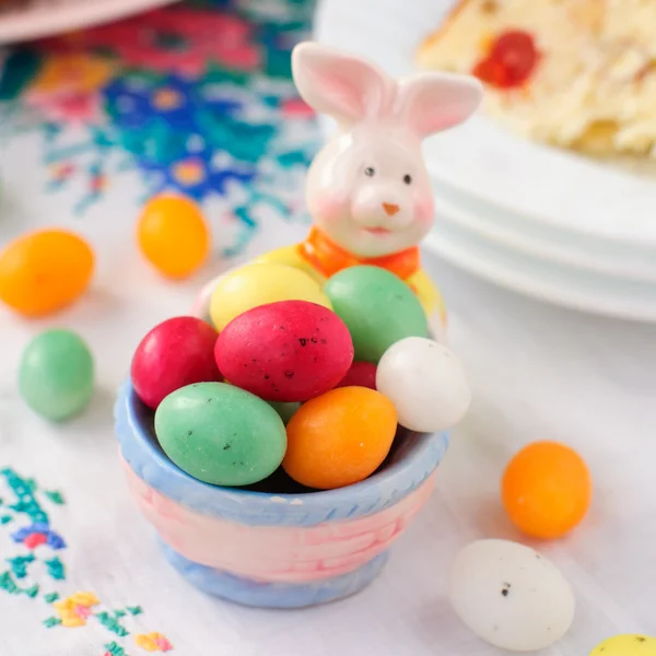 Supporto per uova di coniglio di Pasqua riempito con variopinte uova macchiate — Foto Stock
