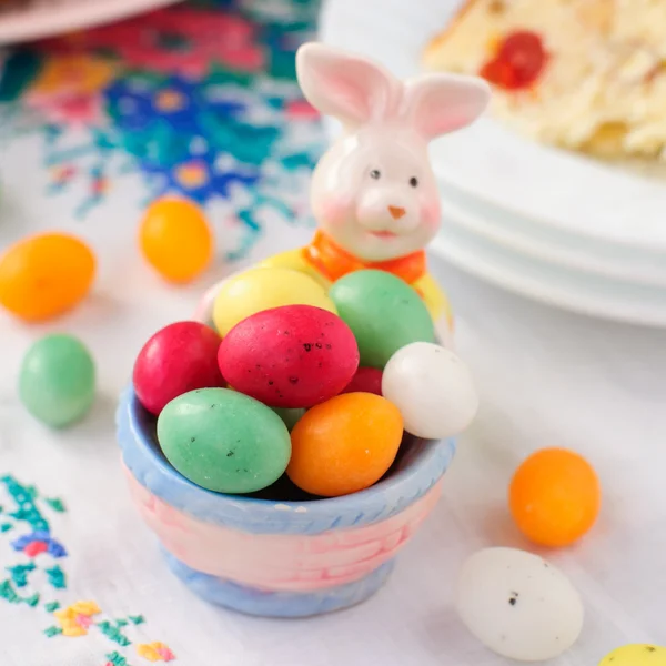 Titular de huevo de conejo de Pascua lleno de colorido manchado en forma de huevo — Foto de Stock