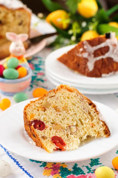 Una rebanada de Kulitch (Kulich), pan dulce de Pascua ruso — Foto de Stock