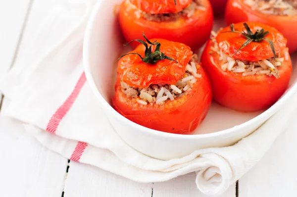 Bakade tomater fyllda med ris och köttfärs — Stockfoto