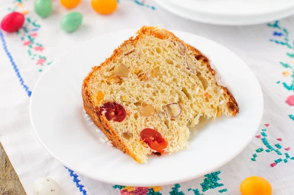 Uma fatia de Kulitch (Kulich), pão doce de Páscoa russo — Fotografia de Stock