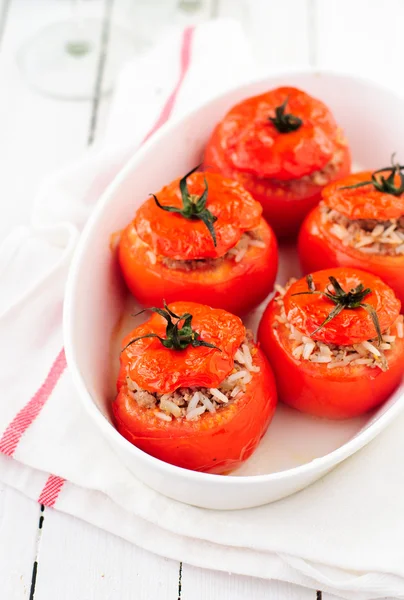 Bakade tomater fyllda med ris och köttfärs — Stockfoto