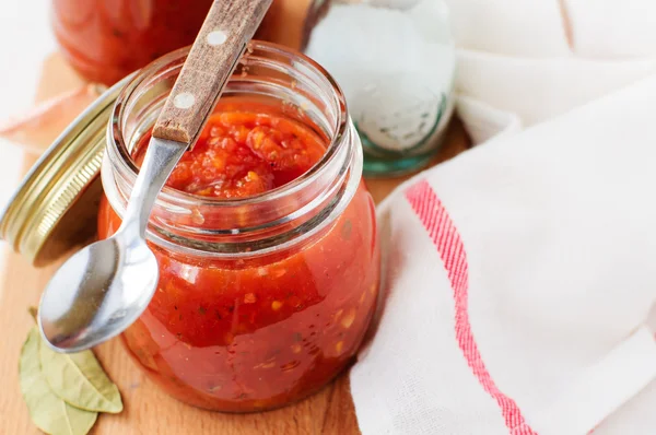 Tomatensauce, Marinara-Konserven aus Dosen — Stockfoto