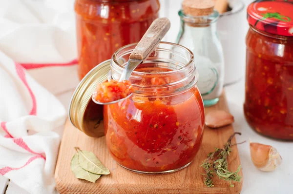 Molho de tomate, conservas de marinara enlatado — Fotografia de Stock