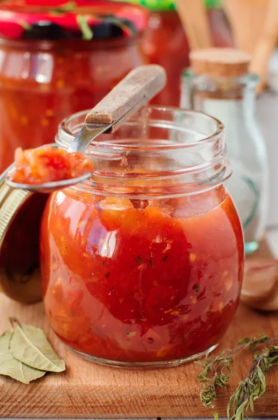 Molho de tomate, conservas de marinara enlatado — Fotografia de Stock