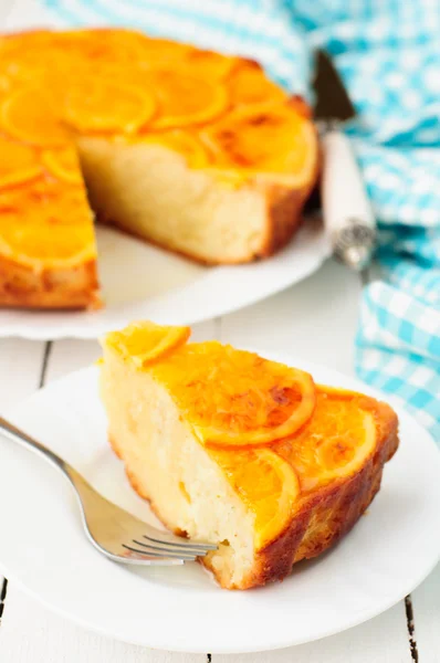 Un morceau de gâteau orange à l'envers — Photo