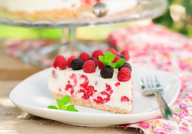 bir parça no bake ahududu cheesecake아무도 구워 라즈베리 치즈 케이크의 조각