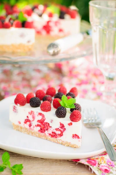 Een stuk van neen-bak raspberry cheesecake — Stockfoto