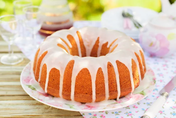 Bundt торт увінчаний цукор глазурі — стокове фото