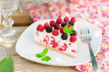 bir parça no bake ahududu cheesecake아무도 구워 라즈베리 치즈 케이크의 조각