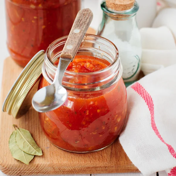 Molho de tomate, conservas de marinara enlatado — Fotografia de Stock