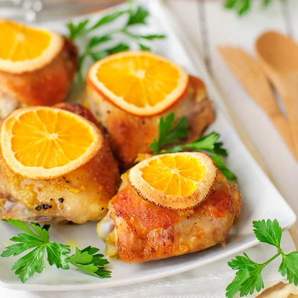 Frango assado com laranjas — Fotografia de Stock