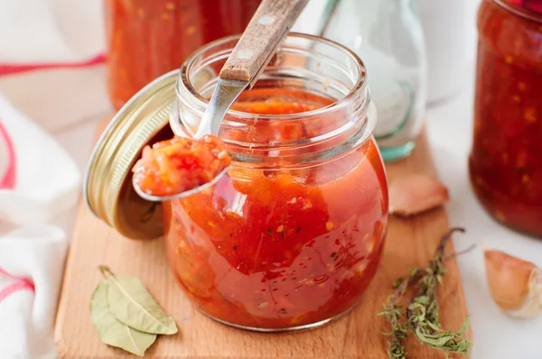 Molho de tomate, conservas de marinara enlatado — Fotografia de Stock