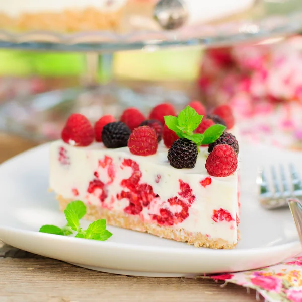 Een stuk van neen-bak raspberry cheesecake — Stockfoto