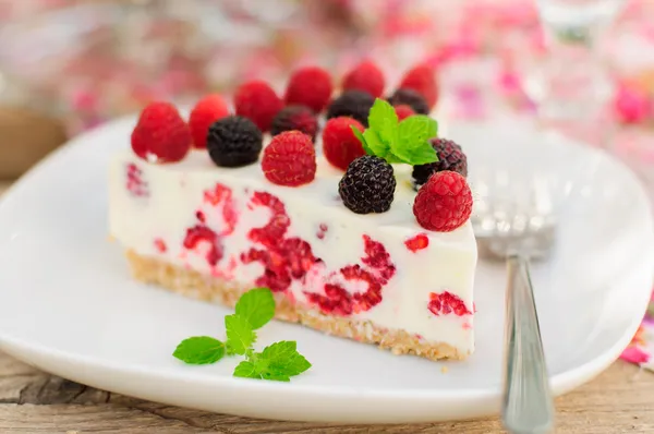 Een stuk van neen-bak raspberry cheesecake — Stockfoto