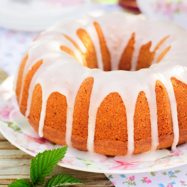 Bundt cake gegarneerd met suiker glazuur — Stockfoto