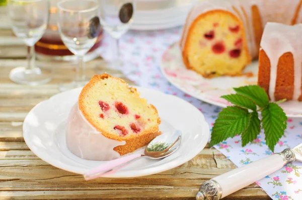 Eine Scheibe Zitronen- und Kümmel-Kuchen mit Himbeeren — Stockfoto