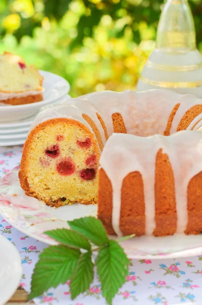 Gesneden citroen en komijn zaad bundt cake met frambozen — Stockfoto