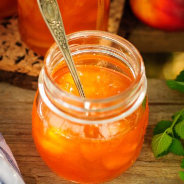 Cam kavanozda şeftali reçeli