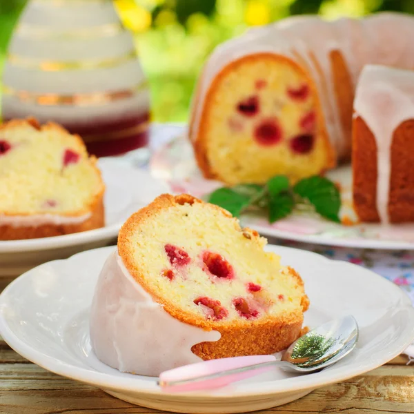 Una fetta di torta al limone e semi di cumino con lamponi — Foto Stock