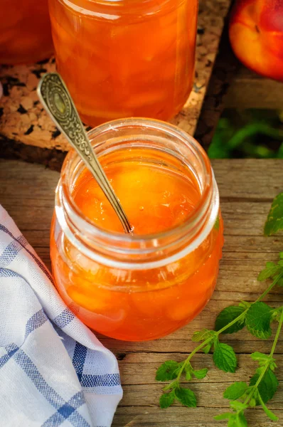 Perzik jam in een glazen pot — Stockfoto