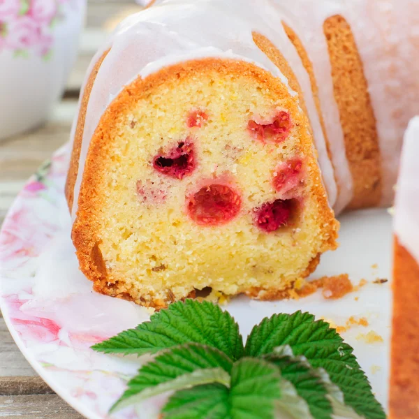 나무 딸기와 레몬과 캐 러 웨이 씨앗 bundt 케이크 — 스톡 사진