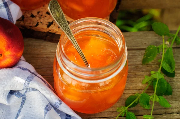 Perzik jam in een glazen pot — Stockfoto