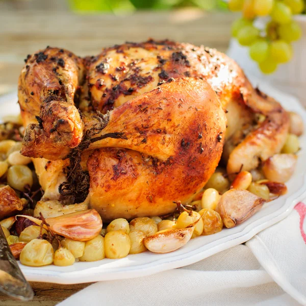Whole Roast Chicken with Grapes, Garlic and Almonds — Stock Photo, Image