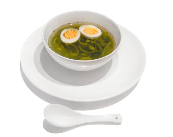Суп з цибулею цибулею-порей і варене яйце на білому тлі — стокове фото