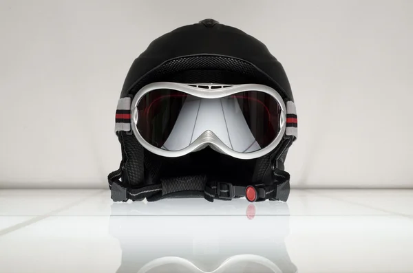 Capacete de esqui com óculos — Fotografia de Stock