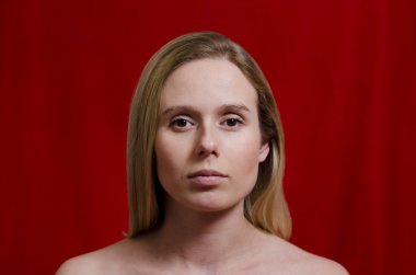 Genç sarışın kırmızı zemin üzerine portresi