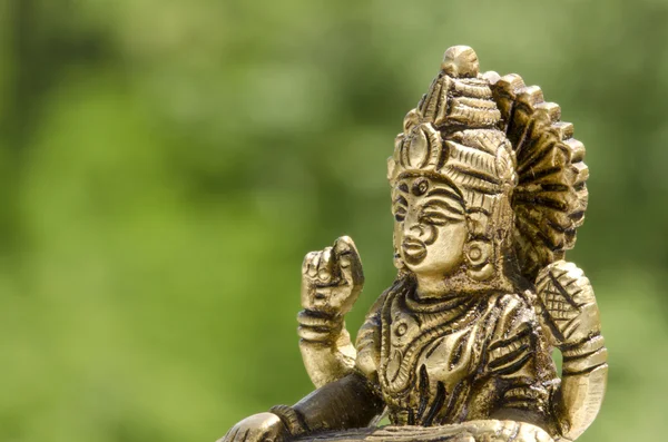 Perto de uma estátua de divindade hindu — Fotografia de Stock