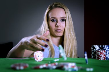 kadın Poker fişleri masanın üstüne atma