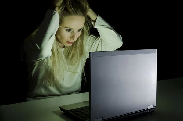 노트북 컴퓨터에서 작업 하는 동안 그녀의 머리를 당기는 여자 — 스톡 사진